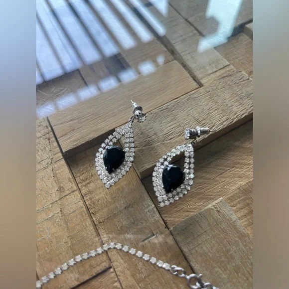 Free People 💗 necklace and earrings rhinestone and crystal set - Picture 6 of 7